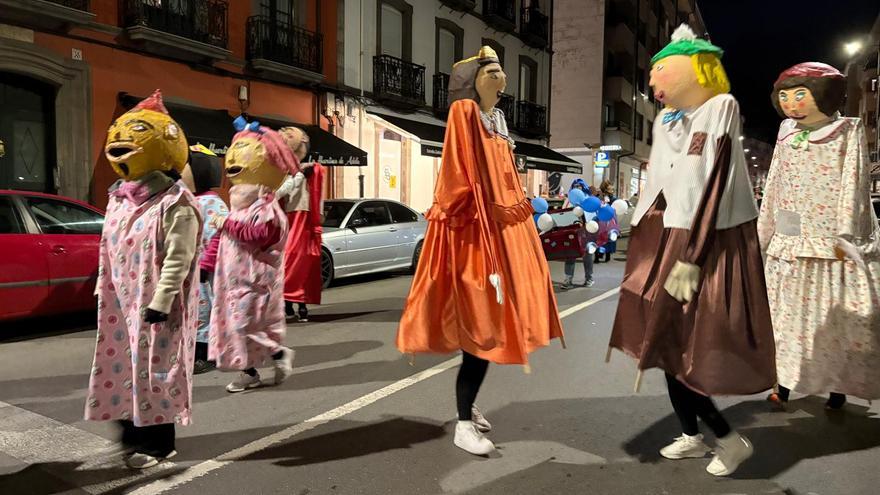 Una recreación del Prestoso Fest con un doble de Rodrigo Cuevas, entre los ganadores del concurso de disfraces de Cangas del Narcea