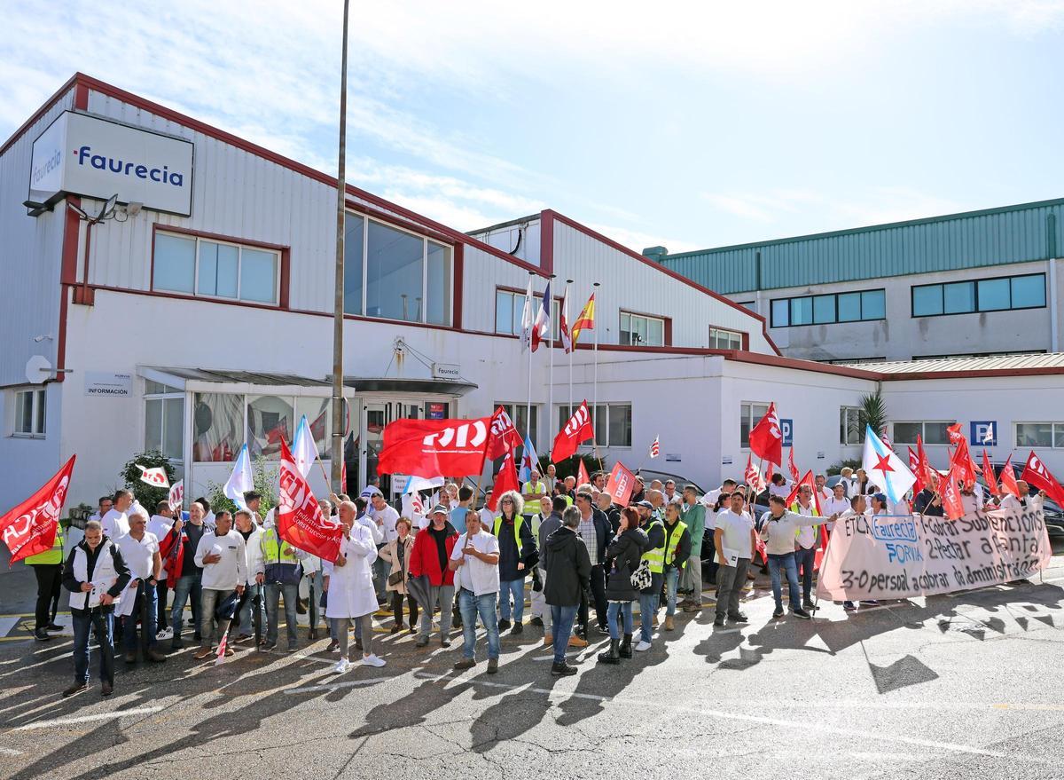 Trabajadores de Madera Fiber en una de sus protestas ante el centro de Faurecia en Galicia.