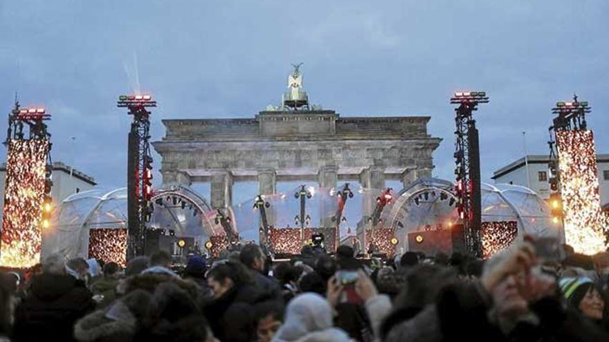 La puerta de Brandemburgo, en Berlín, pocas horas antes de recibir el Año Nuevo.