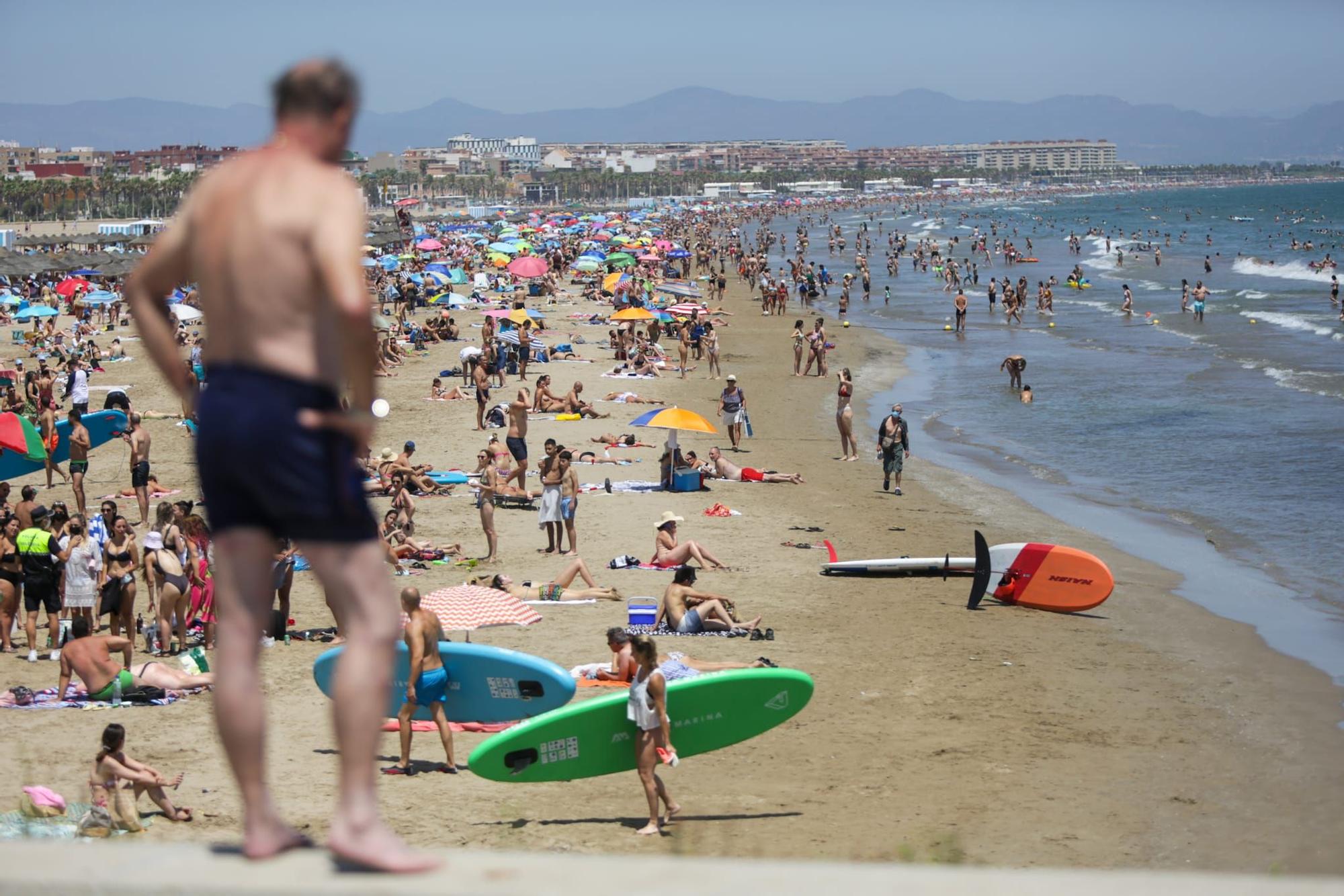 Una temperaturas de más de 40 grados llena las playas valencianas