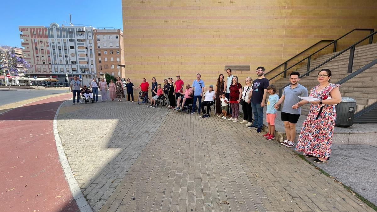 Pacientes y representantes de Acodem, durante la cadena humana por el día mundial de la esclerosis múltiple.
