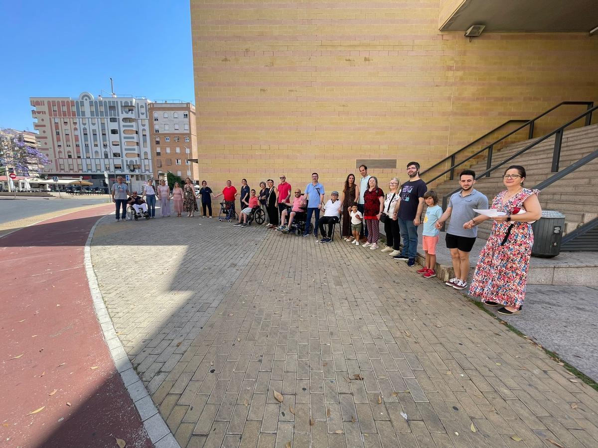 Pacientes y representantes de Acodem, durante la cadena humana por el día mundial de la esclerosis múltiple.