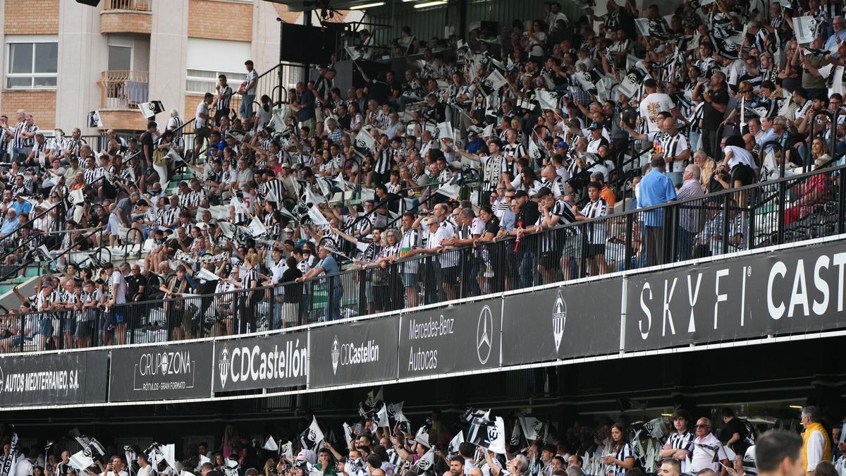 Aspecto de la Tribuna del SkyFi Castalia, en la cita de la semifinal del ‘play-off’ contra el Almería.