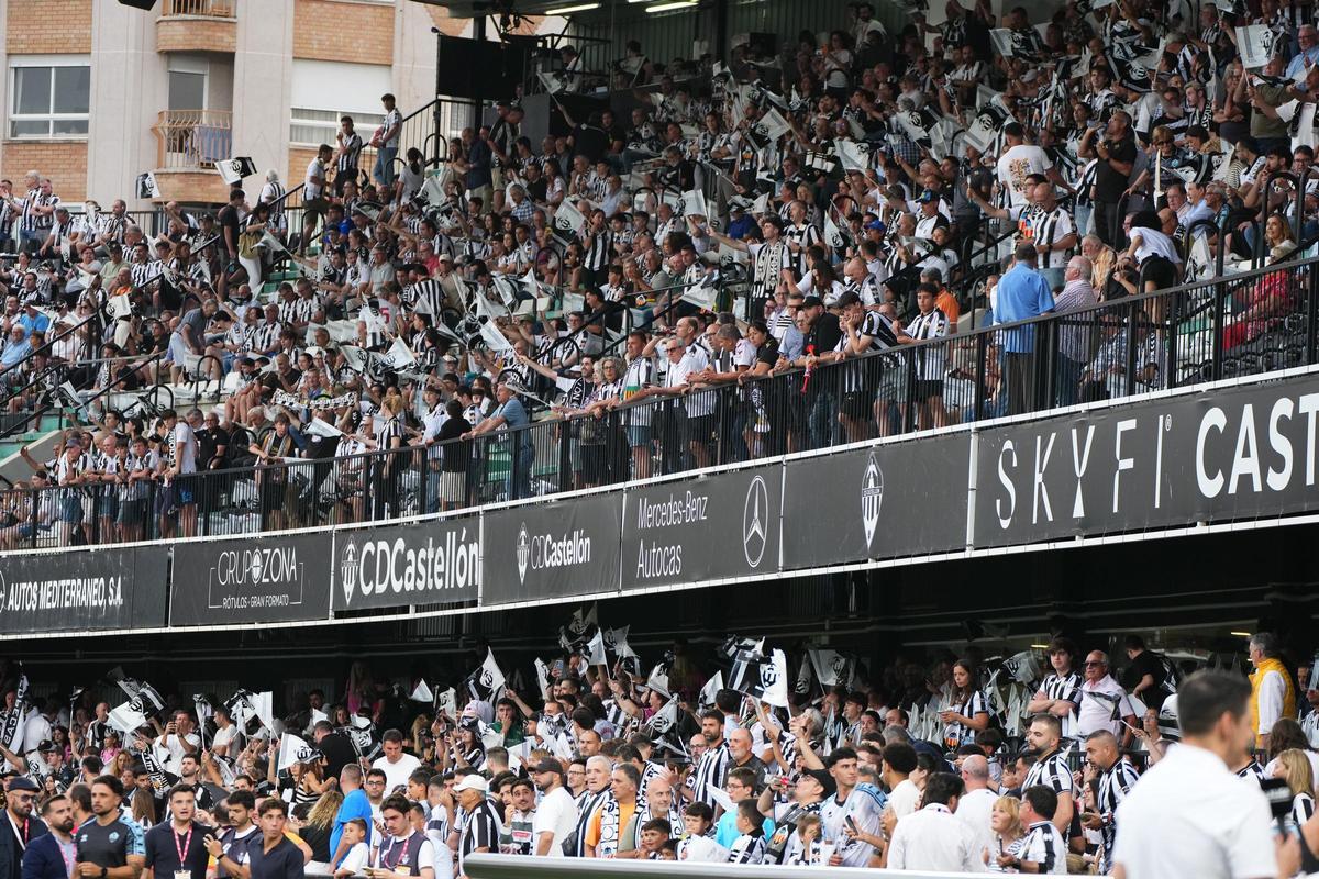Aspecto de la Tribuna del SkyFi Castalia, en la cita de la semifinal del ‘play-off’ contra el Almería.