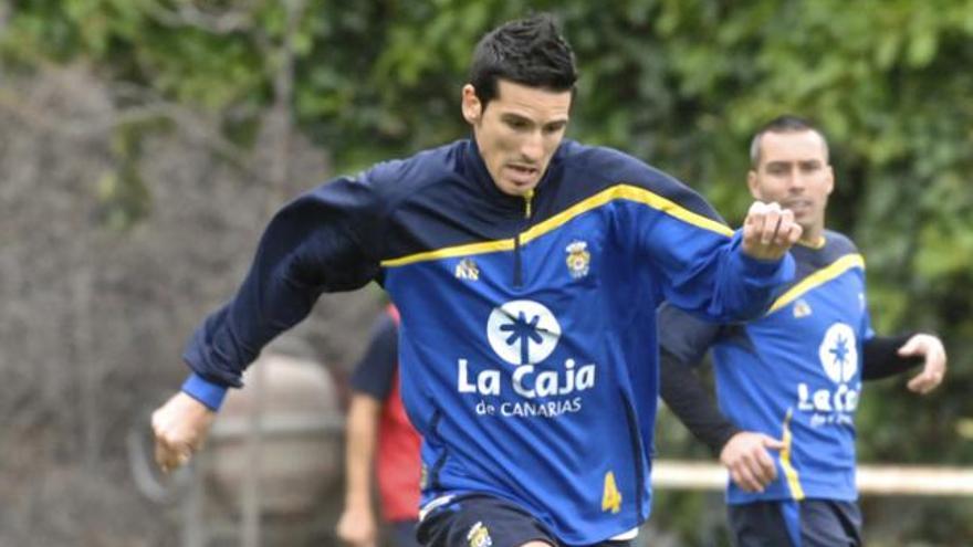 Vicente Gómez avanza con potencia en un entrenamiento reciente en Barranco Seco. i ANDRÉS CRUZ