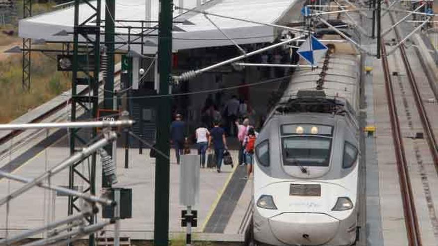 Viajeros en la estación de Zamora.