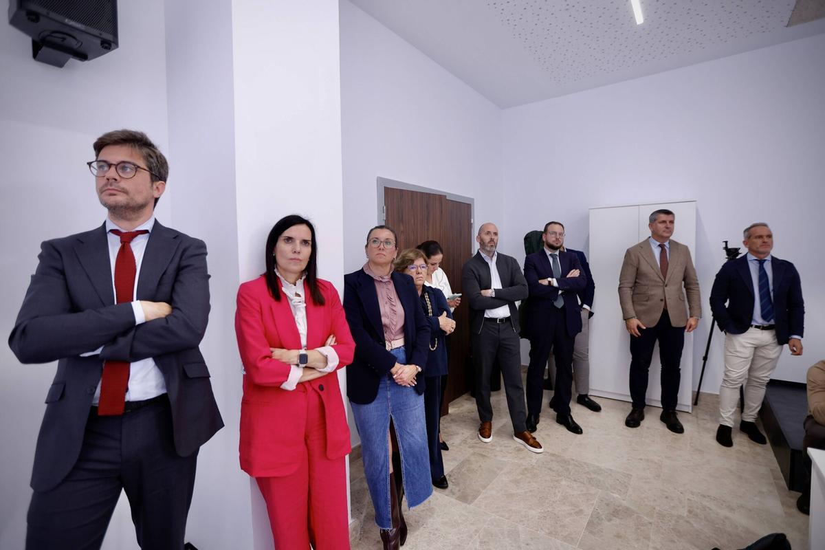 El consejero de Universidad, Investigación e Innovación, José Carlos Gómez Villamandos, y el consejero de Justicia, Administración Local y Función Pública, José Antonio Nieto, acompañados del delegado del Gobierno de la Junta, Adolfo Molina, presentan los Presupuestos de la Junta de Andalucía para el año 2026 en la provincia de Córdoba. Sala de prensa de la Delegación del Gobierno de Córdoba