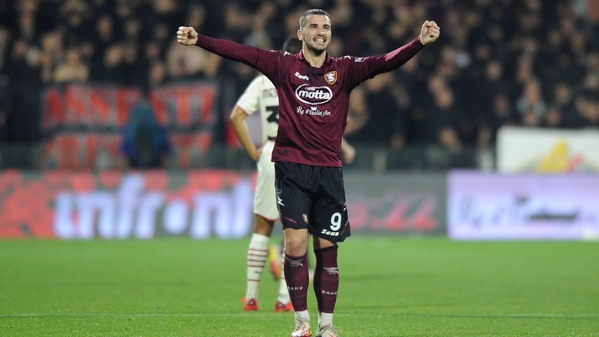 Bonazzoli celebra su gol frente al Milan, que no pasó del empate ante la Salernitana