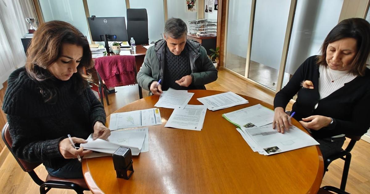 La alcaldesa Maite Tocino con los herederos, durante la firma del acuerdo.