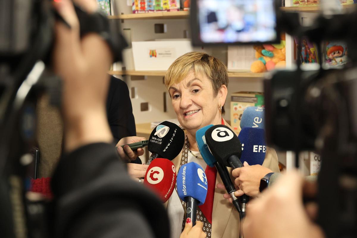 The Minister of Industry, Marián Cano, on a visit to Ibi.