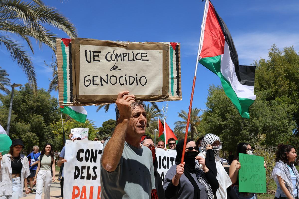 Una de las pancartas de la manifestación pro Palestina en la UA