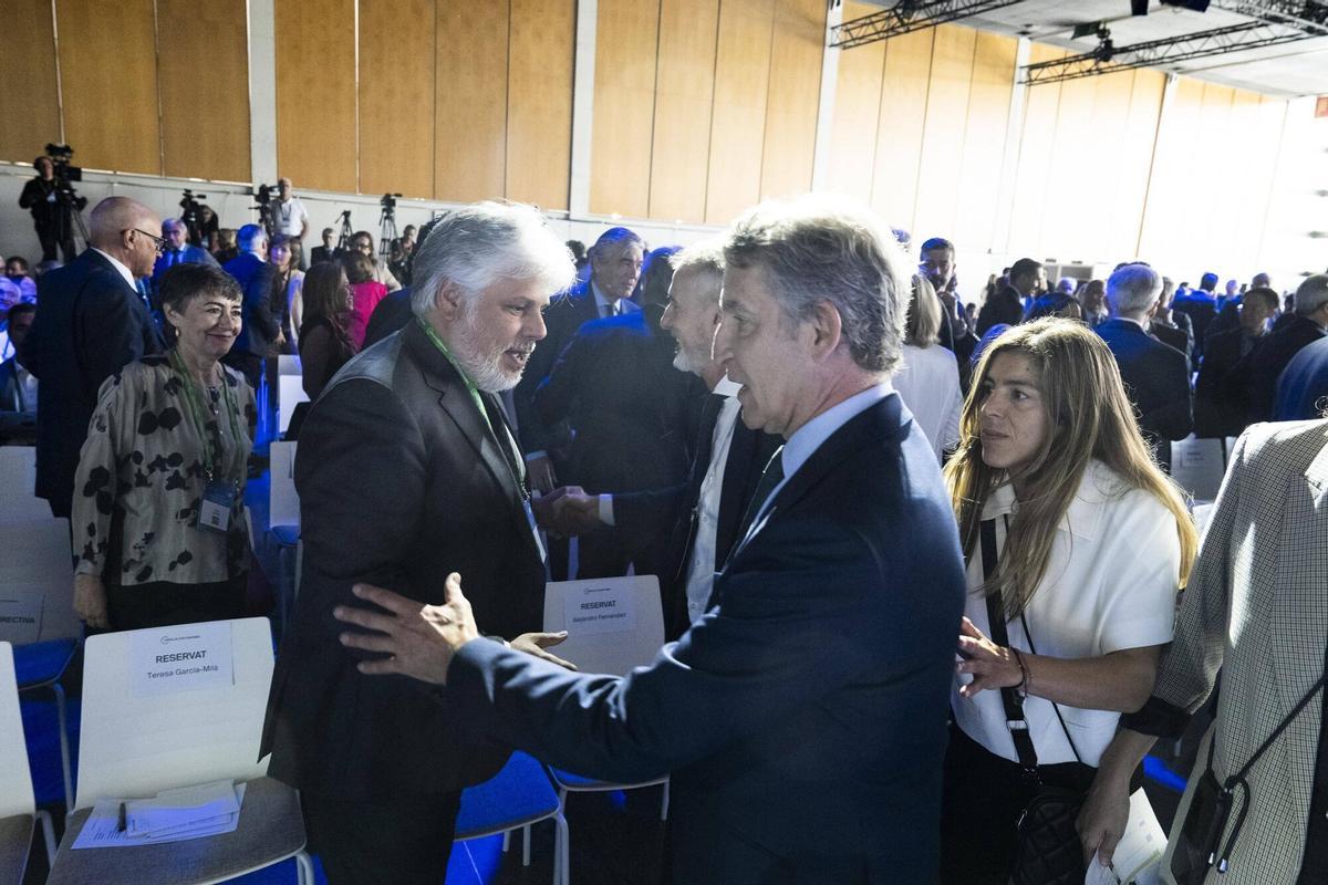 El presidente del Partido Popular, Alberto Núñez Feijoo, con Albert Batet, presidente del Grup Parlamentari de Junts , en la reunión del Cercle d’Economia, celebrada en el Palau de Congressos de Catalunya. Barcelona, 2 de junio de 2026. Fotografía de Ferran Nadeu