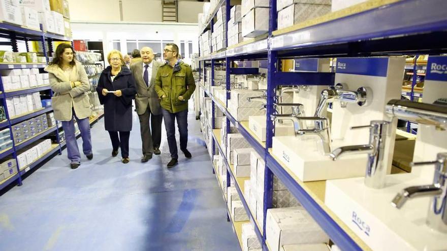 Por la derecha, Manuel Campa y Francisco Menéndez, junto a su esposa, María Victoria Suárez, y su nieta Victoria Espinosa, ayer, en las nuevas instalaciones de Sumesa, en la avenida de Lugo.