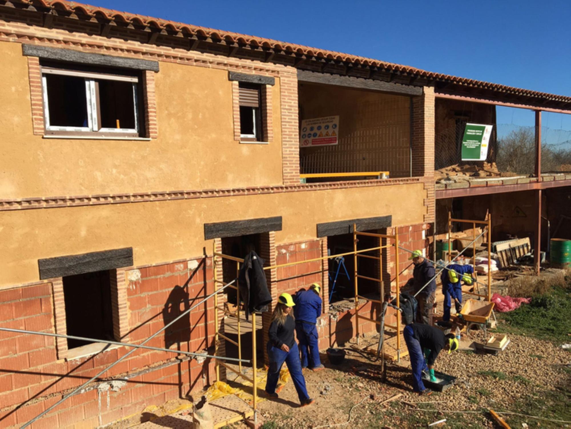 Varios alumnos del programa de Villaferrueña, formándose en construcción. | E. P.