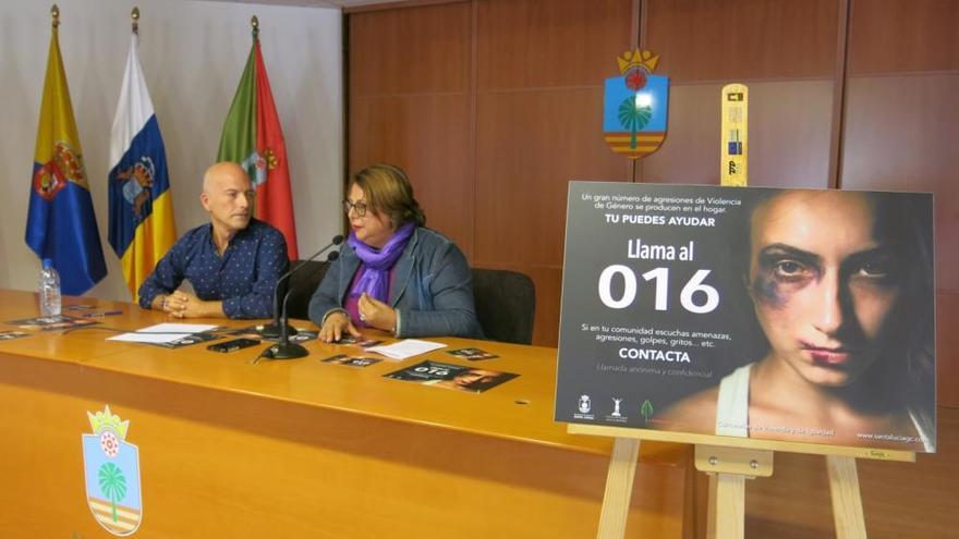 La concejal Olga Cáceres junto a Julio Ojeda, en un acto reciente en el Ayuntamiento de Santa Lucía de Tirajana.