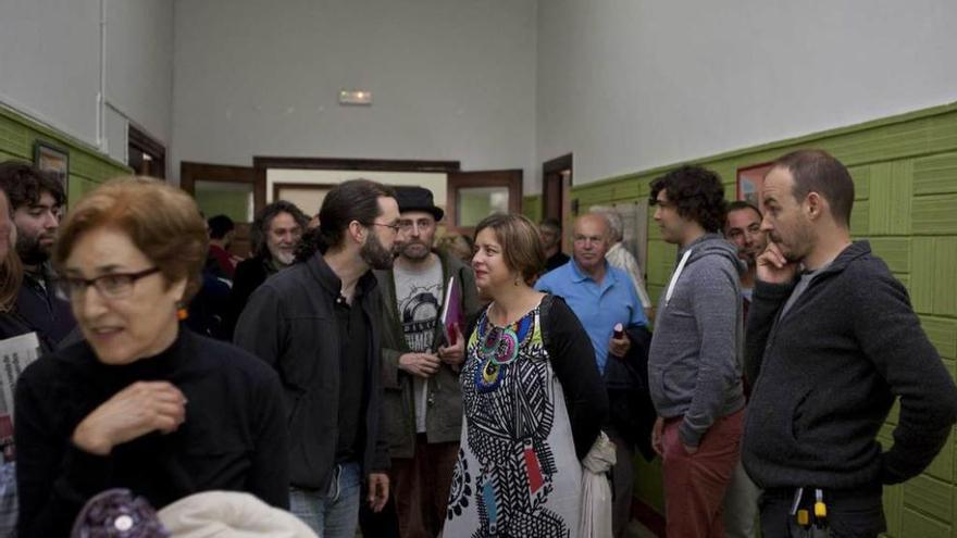 Emilio León habla con Ana Taboada, ayer, durante el encuentro municipalista de Somos Oviedo.