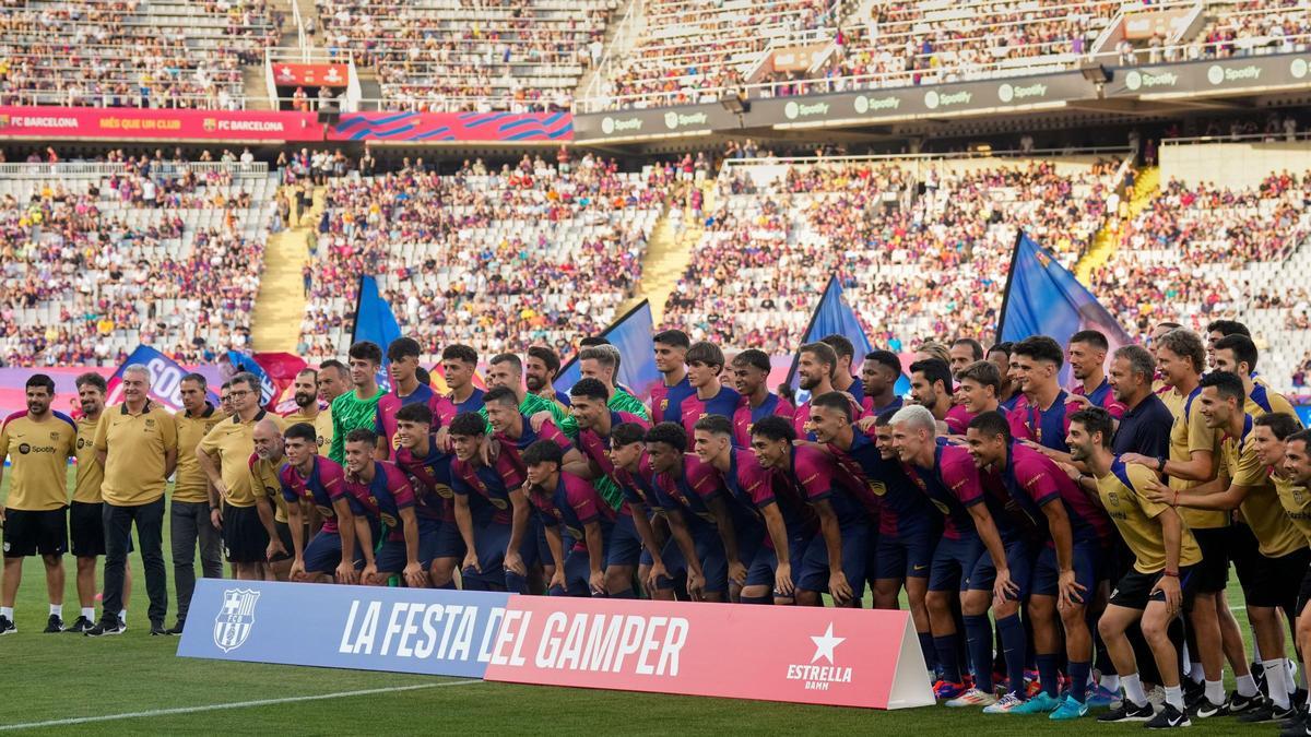 Los jugadores del FC Barcelona posan antes del trofeo Joan Gamper