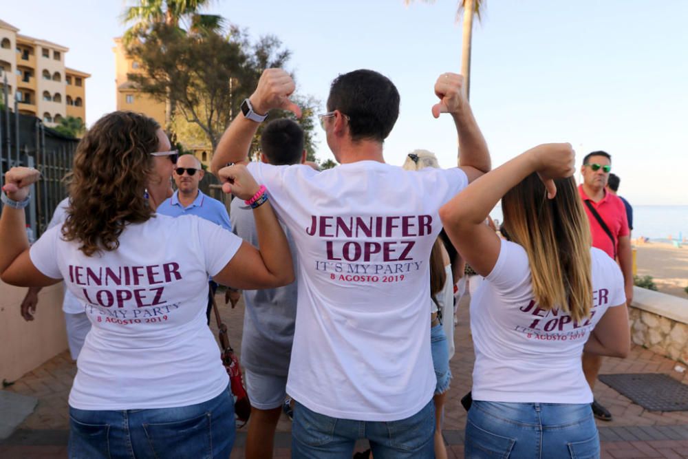 Gran expectación ante el único concierto de Jennifer Lopez en España. Se han formado largas colas hasta la apertura de las puertas del recinto del Marenostrum Castle Park, escenario del concierto.