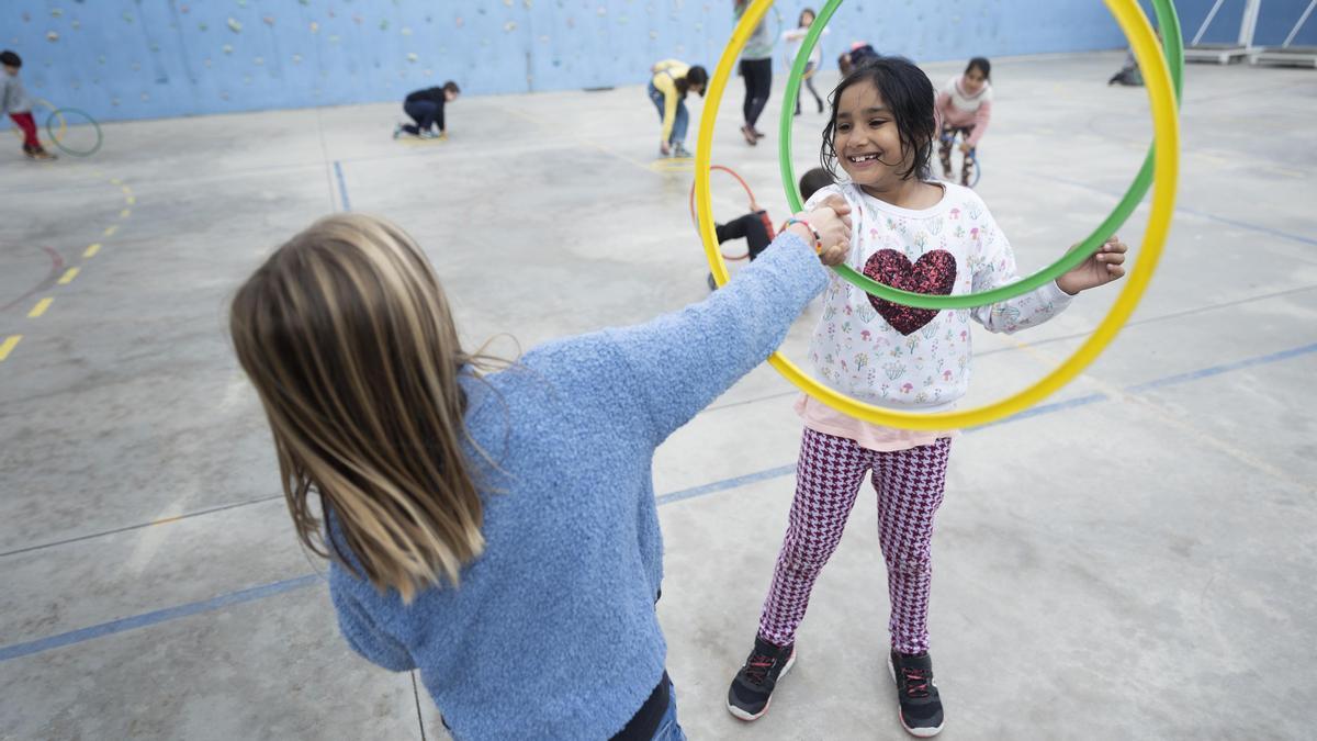 Barcelona 01/12/2022 La innovación llega a la educación física. ***FOTOS PARA USAR SOLO EN ESTE REPORTAJE*** En la foto, alumnos de segundo de primaria del CEIP Escola La Llacuna de Poblenou durante la clase de educación física  ***FOTOS PARA USAR SOLO EN ESTE REPORTAJE***  Foto de Ferran Nadeu