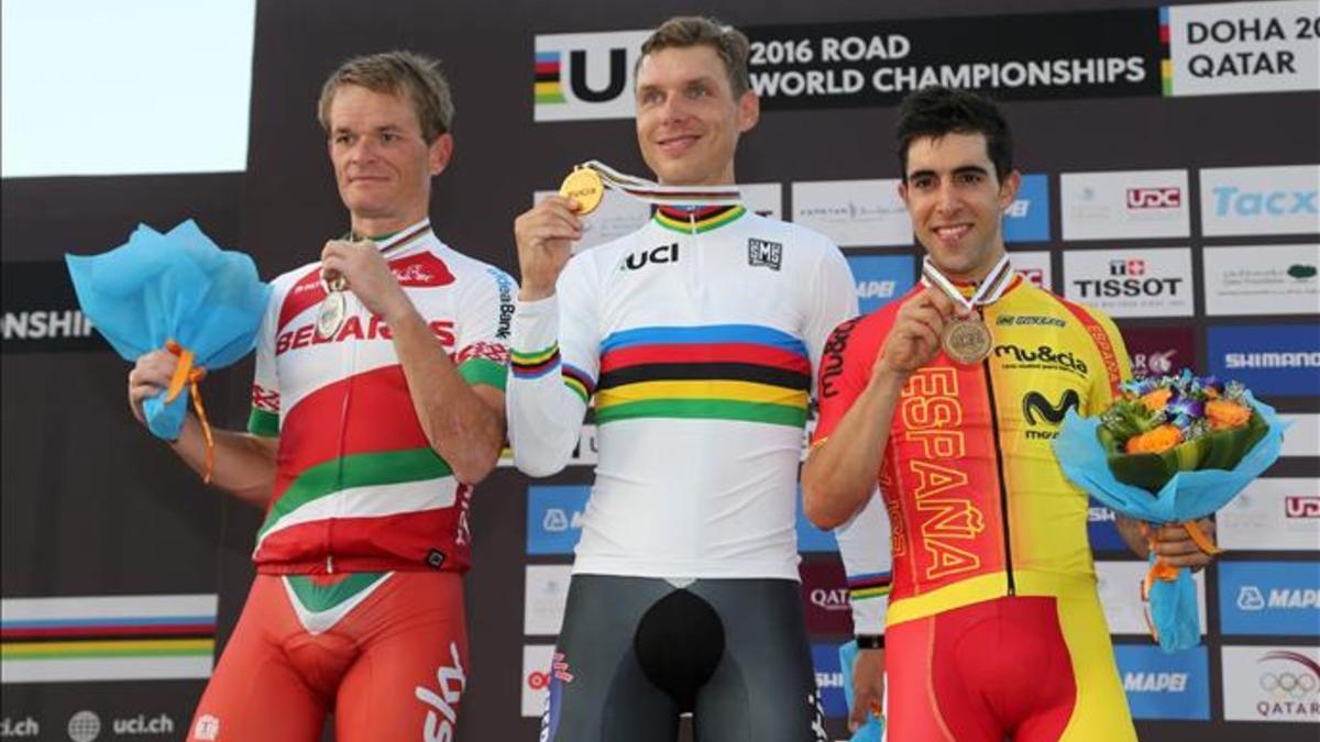 Castroviejo, en el podio junto al campeón, Tony Martin y bieloruso Kiryienka, plata