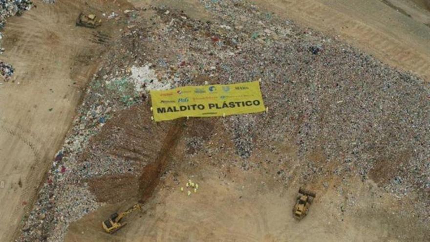 Greenpeace denuncia el uso de los plásticos con una pancarta gigante en el vertedero de Valdemingómez