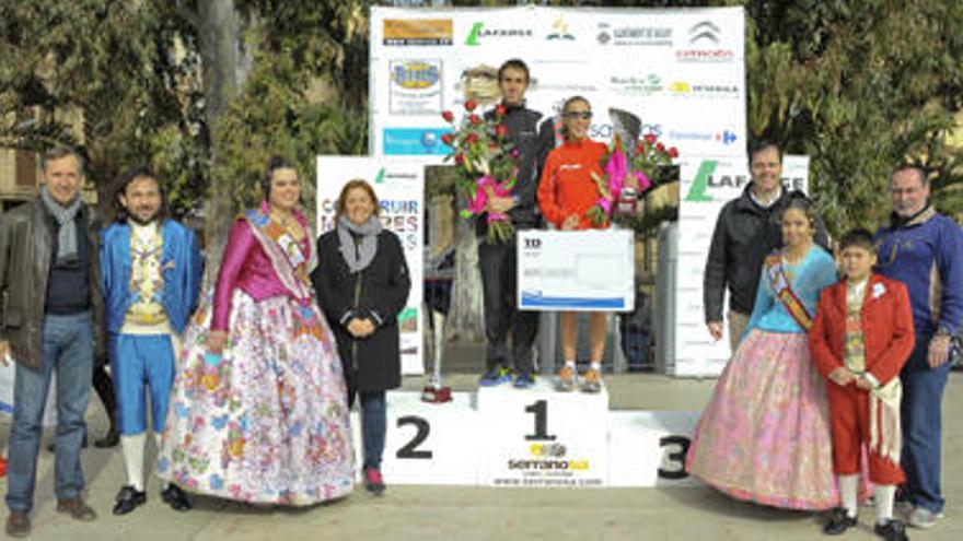 Manuel Herrero y Vanessa Benavent, en el podio del Medio Maratón del Puerto de Sagunto.