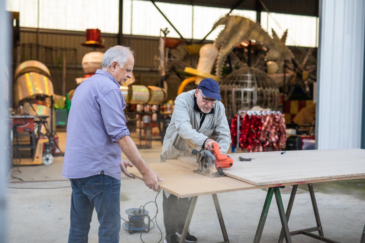 Últimos preparativos de la centenaria cabalgata de reyes en Sant Vicenç dels Horts