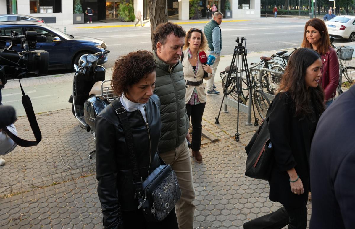 Los padres de Sandra Peña a su llegada a la Fiscalía de Menores.