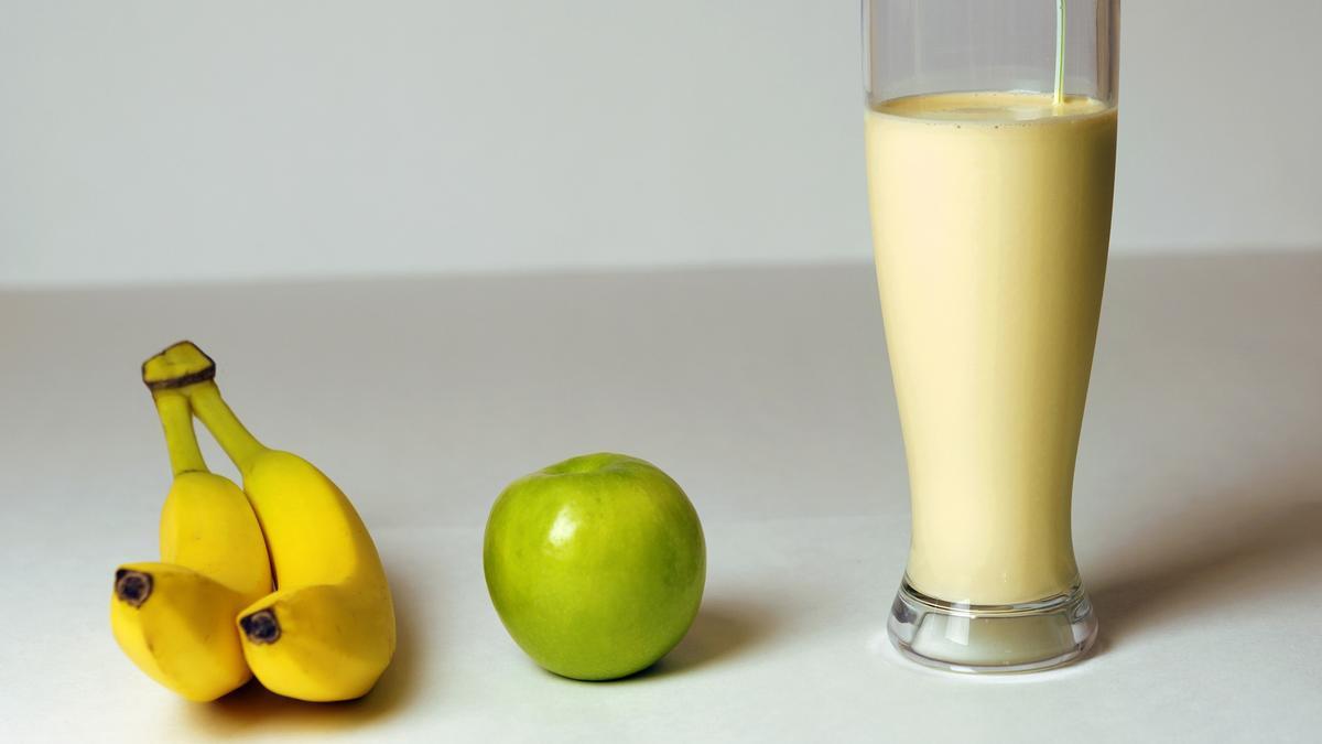 Este batido de  avena con  manzana y plátano es perfecto para una merienda saludable y ligera