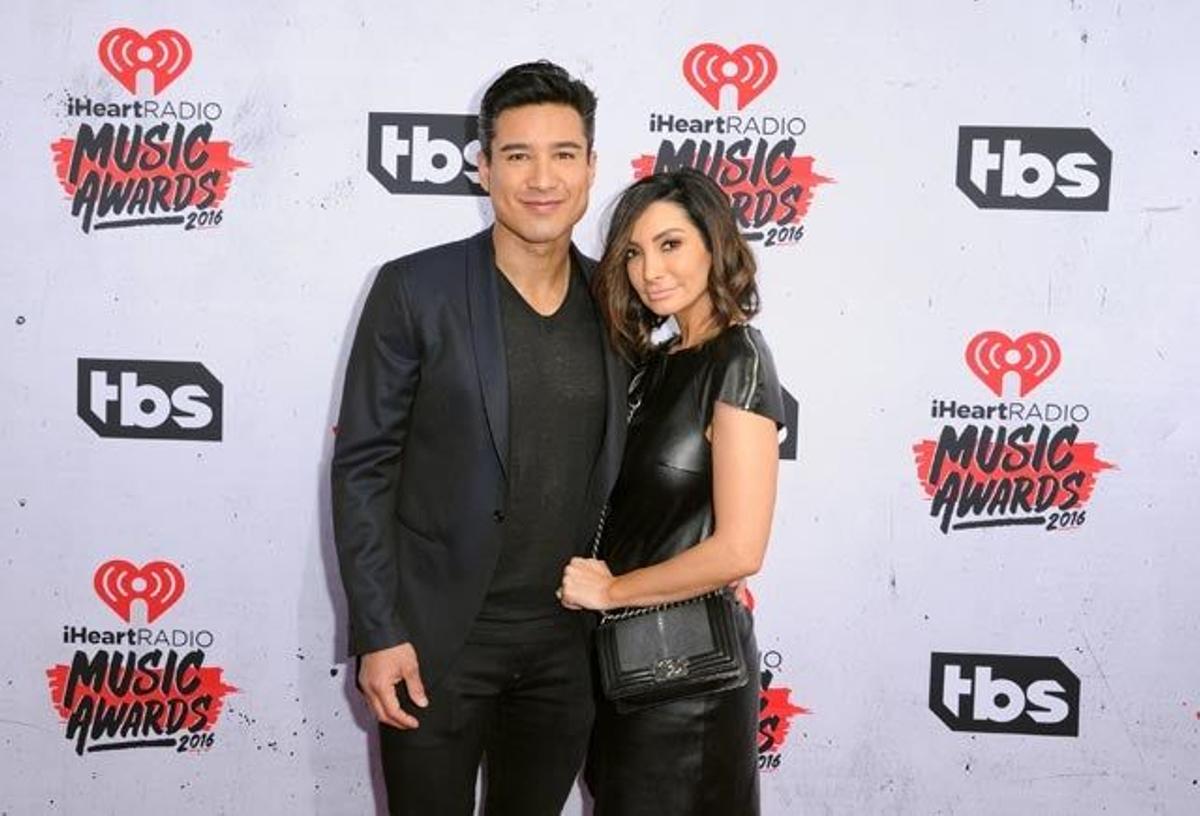 Mario Lopez y Courtney Lopez, en la alfombra roja de los iHeartRadio Awards 2016.