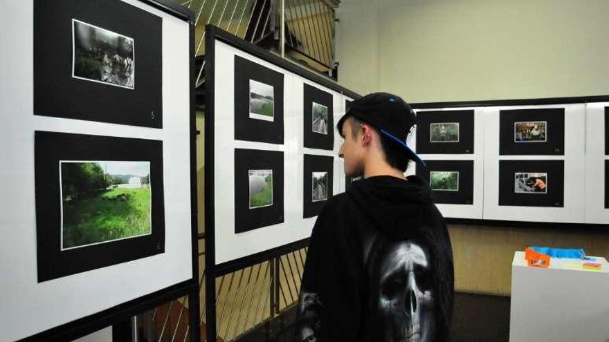 La exposición elaborada por los alumnos del instituto muestra diferentes lugares y retratos de Valga. // Iñaki Abella