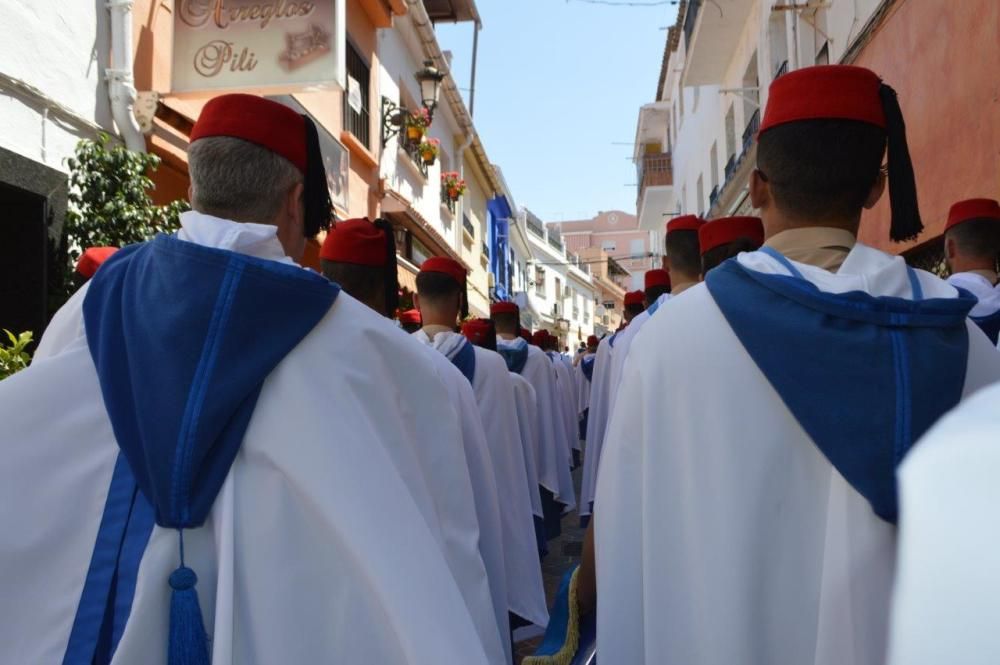 El Cristo del Perdón y de la Vera Cruz ha recorrido las calles, decoradas con cruces florales, macetas, enseres y banderillas de colores, acompañado de cientos de fieles