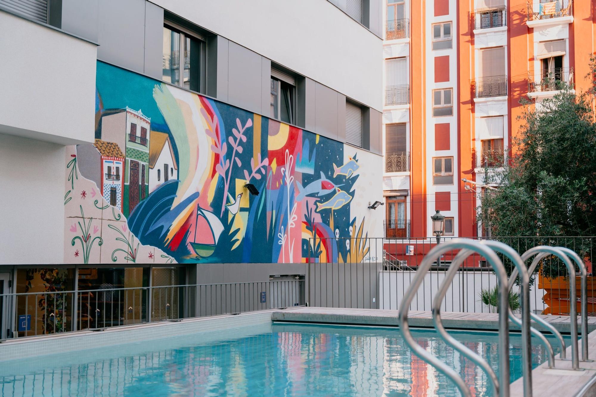 Livensa Living Studios Marina Real, con piscina y decoraciones de la artista valenciana @Julieta XLF.