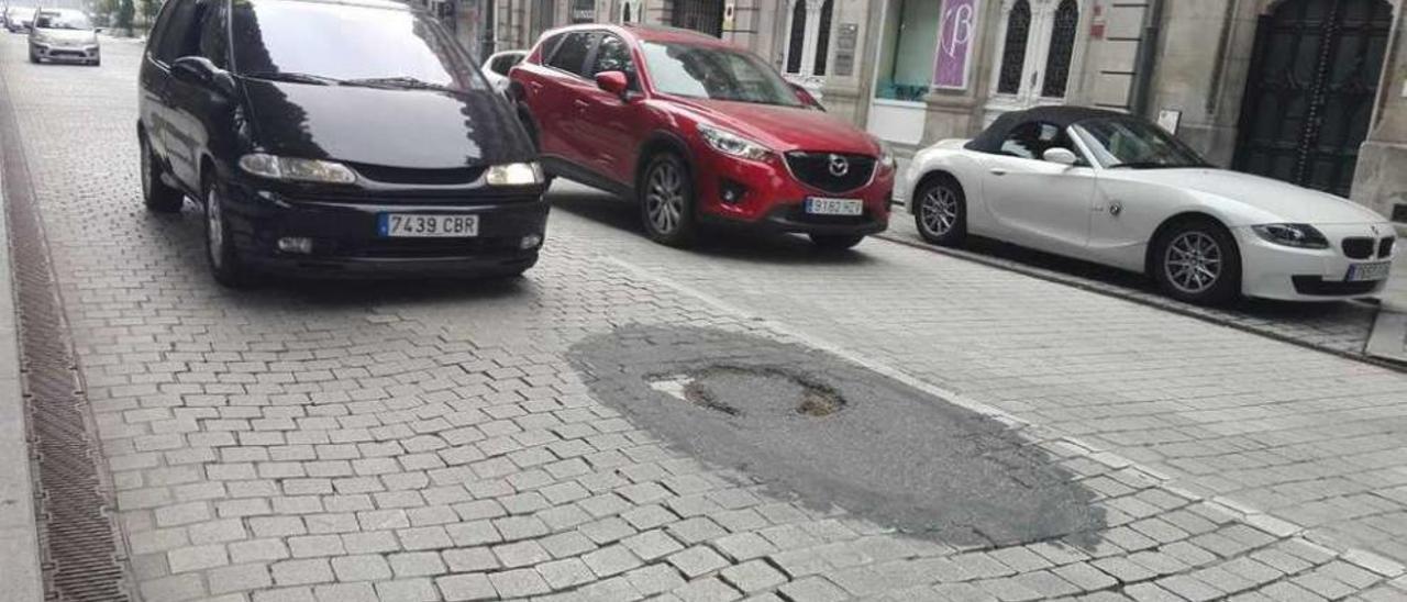 Plaza de Compostela está hundida y con baches y parches de asfalto en multitud de puntos. // A. Blanco