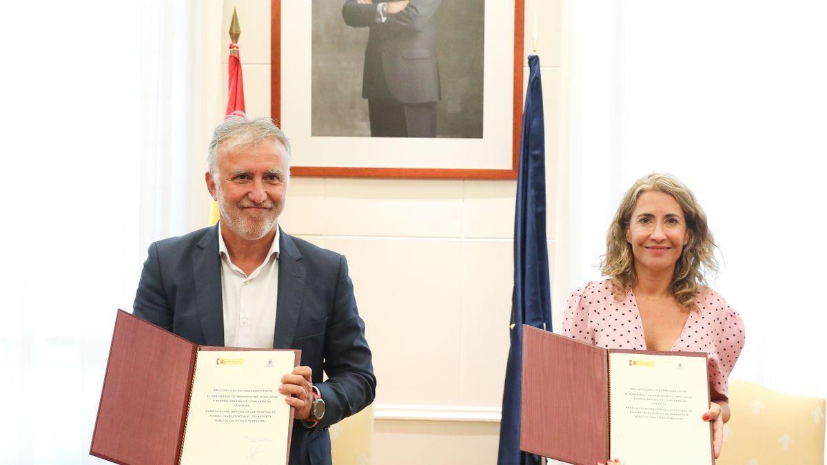 El presidente de Canarias, Ángel Víctor Torres y la ministra de Transportes, Movilidad y Agenda Urbana, Raquel Sánchez, posan con la firma de un protocolo de colaboración para abaratar el transporte | Marta Fernández Jara - Europa Press