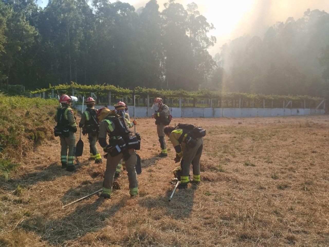 Así evoluciona el incendio que arrasa el monte de Meaño