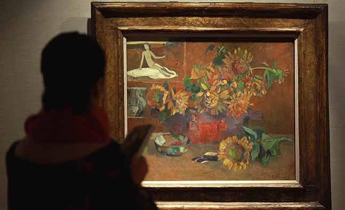 Un representant de la casa de subhastes Christie’s observa una pintura de l’artista francès Paul Gauguin titulada, Nature morte a ’L’Esperance’’, durant una exhibició a la premsa, a Hong Kong, Xina.