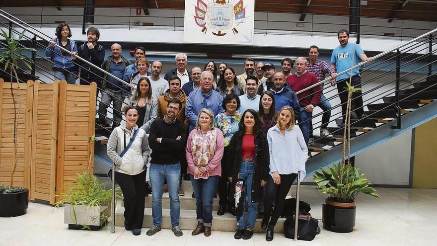 El alcalde, concejales y responsables de la Reserva, ayer, con los productores que participarán en la feria.