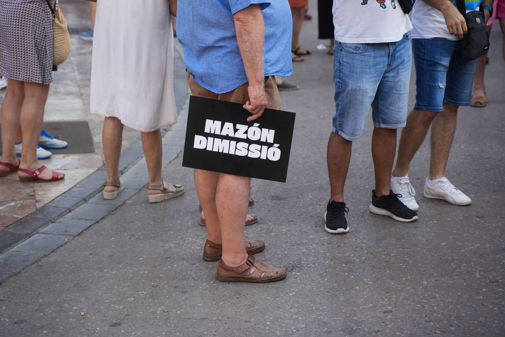 Decenas de personas durante una manifestación para reclamar la dimisión del presidente de la Generalitat, Carlos Mazón, a 29 de junio de 2025, en Valencia, Comunidad Valenciana (España). Esta es la octava manifestación que se realiza para pedir la dimisión del presidente de la Generalitat por su gestión de la dana, que arrasó la provincia de Valencia el pasado 29 de octubre, dejando más de 200 víctimas mortales y miles de afectados. Está convocada por más de 200 entidades cívicas, sociales y sindicales, las asociaciones de víctimas, los Comités Locales de Emergencia y Reconstrucción (CLER) y el Acuerdo Social Valenciano. 29 JUNIO 2025 Jorge Gil / Europa Press 29/06/2025. Jorge Gil;