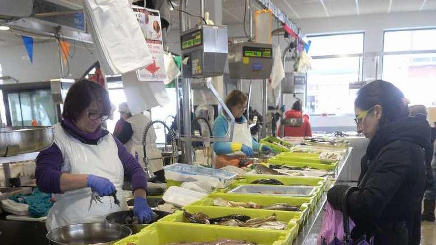 Un puesto de venta de pescado en la plaza de Vilagarcía. // Noé Parga