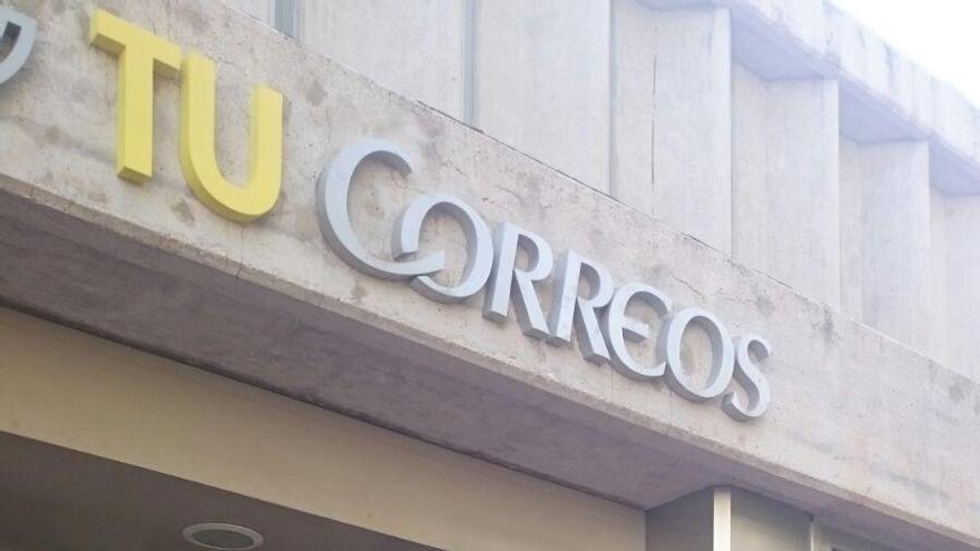 Granados, a su llegada a la oficina de Correos