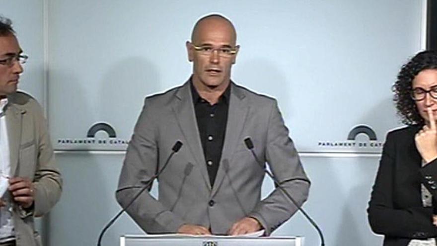 El número uno de Junts pel Sí, Raül Romeva, junto a Rull y Rovira.