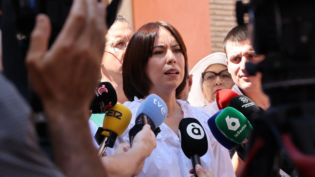 Diana Morant atiende a los medios en Cocentaina.