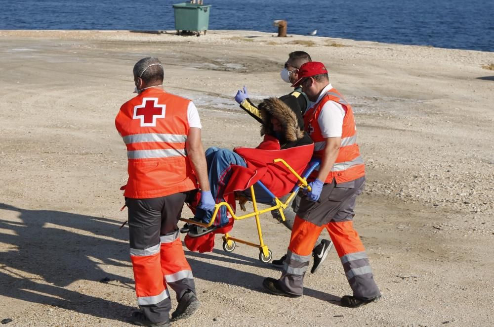 Guardia Civil, Cruz Roja y Salvamento Marítimo han puesto en marcha el protocolo para recepcionar a 24 personas rescatadas en el mar y que ocupaban una patera. 20 hombres y cuatro mujeres