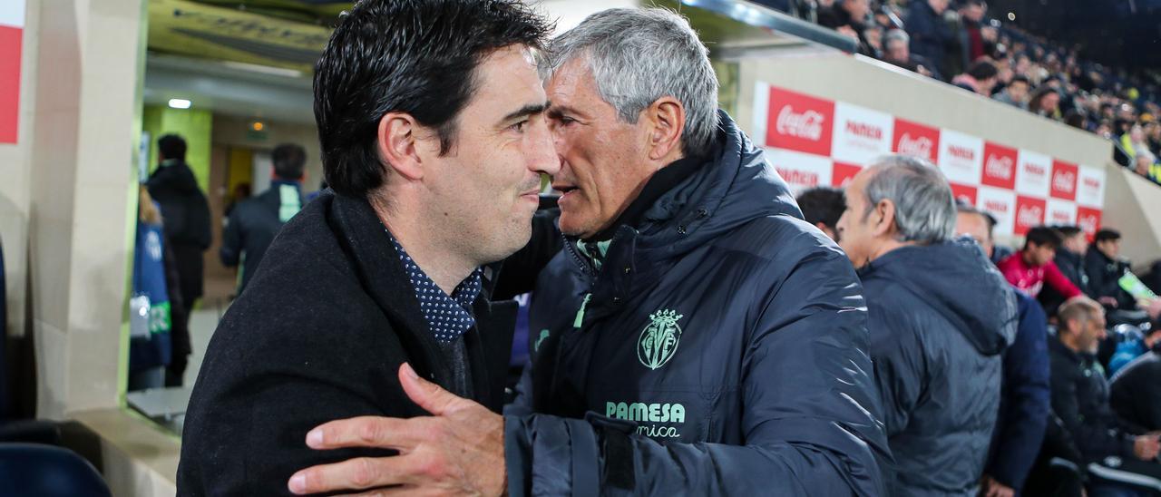 Andoni Iraola, entrenador del Rayo, se saluda con Quique Setién, técnico del Villarreal, en el partido de la primera vuelta 2022/23 en La Cerámica.