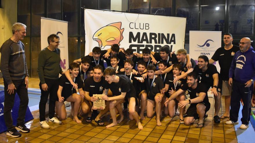 El equipo juvenil del Waterpolo Coruña celebra su éxito en el Campeonato Gallego.