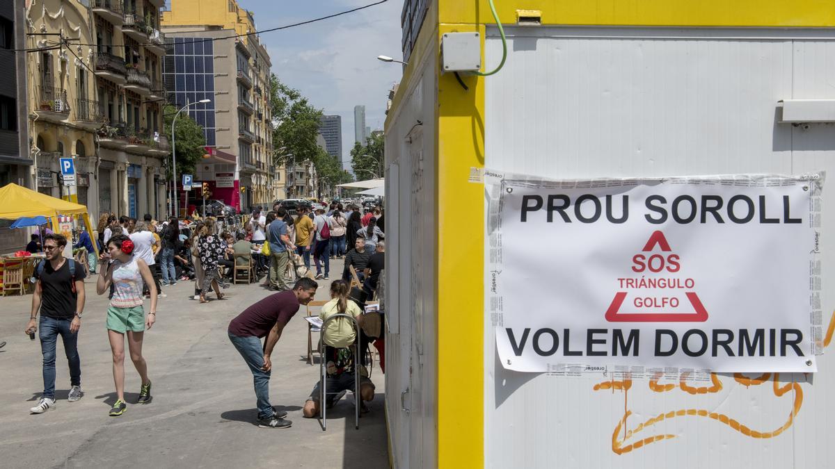 Los vecinos de la calle Pere IV y alrededores junto con la plataforma SOS Triángulo Golfo de fiesta en su calle para denunciar los abusos y el incumplimiento de la normativa municipal de madrugada durante toda la semana. Fotografía de Jordi Cotrina