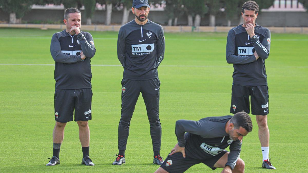 Pablo Machín, junto a sus ayudantes, durante un entrenamiento