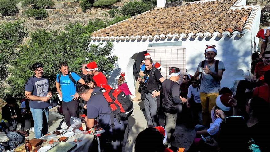 Los primeros excursionistas que llegaron a la Casa del Sariero.