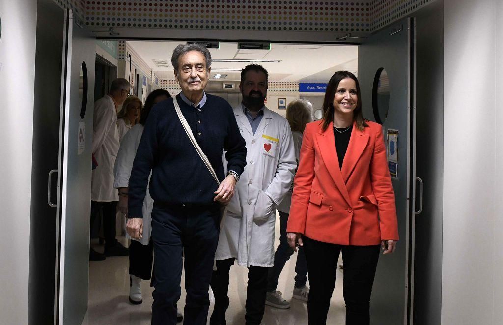 Pedro Cano lleva la pintura a Oncología Infantil de la Arrixaca